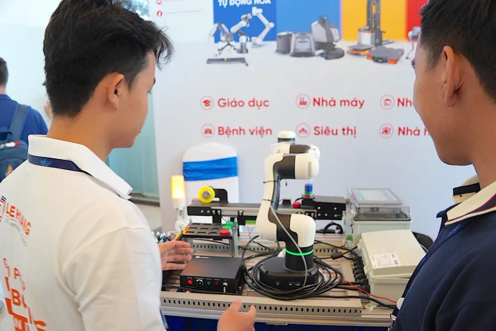 Doanh nghiệp giới thiệu sản phẩm tại WISE HCMC + 2025. Ảnh: QUANG HUY