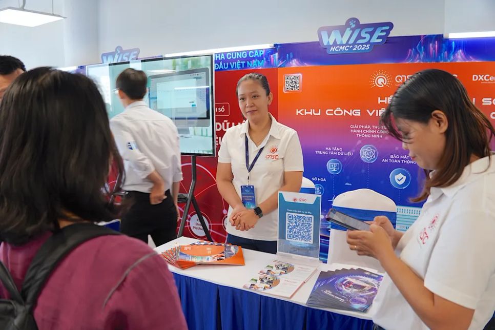Doanh nghiệp giới thiệu sản phẩm tại WISE HCMC + 2025. Ảnh: QUANG HUY