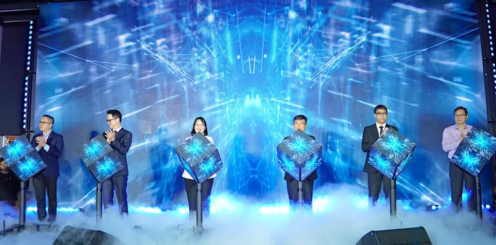 Lãnh đạo thành phố và đại biểu ấn nút khai mạc Tuần lễ Đổi mới sáng tạo, Khoa học công nghệ và Khởi nghiệp sáng tạo TPHCM năm 2025. Ảnh: QUANG HUY