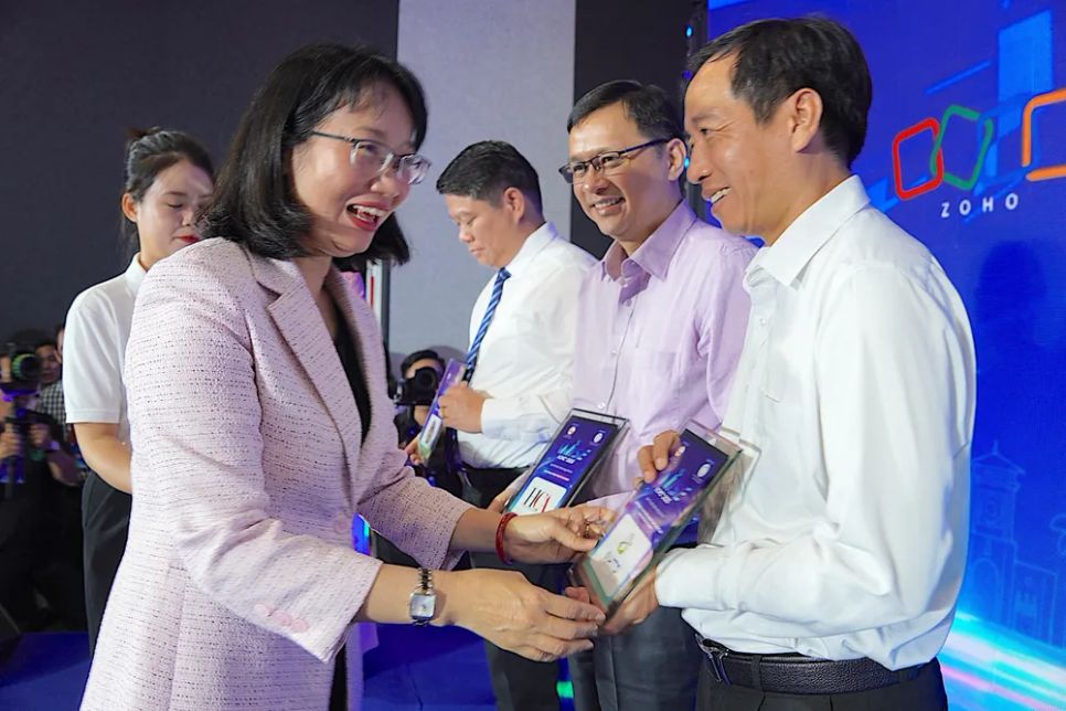 Phó Chủ tịch UBND TPHCM Trần Thị Diệu Thúy trao biểu trưng cám ơn các đơn vị, doanh nghiệp đồng hành cùng WISE HCMC + 2025. Ảnh: QUANG HUY