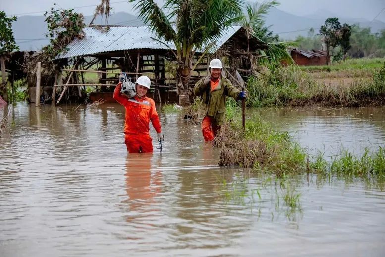 EVNCPC cơ bản khôi phục lưới điện sau mưa lũ tại miền Trung. EVNCPC cơ bản khôi phục lưới điện sau mưa lũ tại miền Trung.