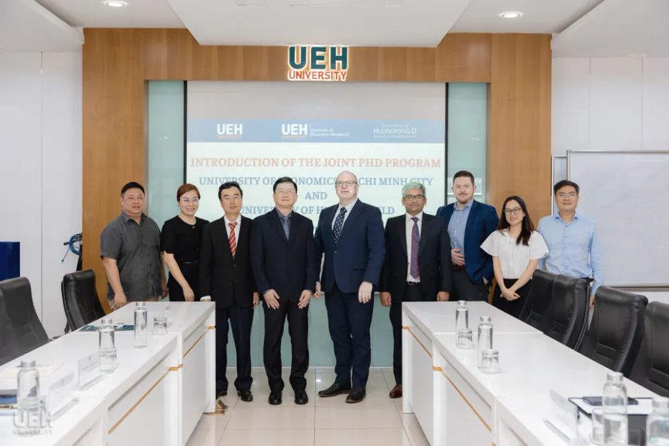 Các đại biểu UEH và Đại học Huddersfield chụp ảnh lưu niệm tại lễ giới thiệu Các đại biểu UEH và Đại học Huddersfield chụp ảnh lưu niệm tại lễ giới thiệu