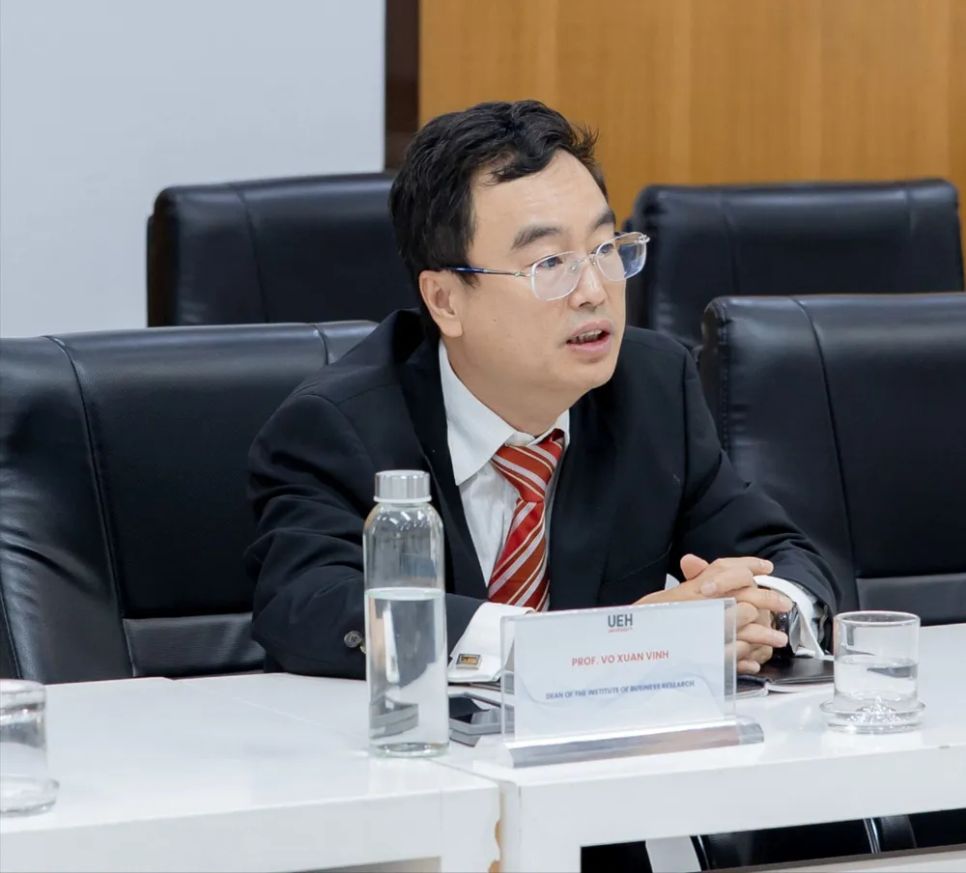 GS-TS Võ Xuân Vinh phát biểu tại buổi lễ GS-TS Võ Xuân Vinh phát biểu tại buổi lễ