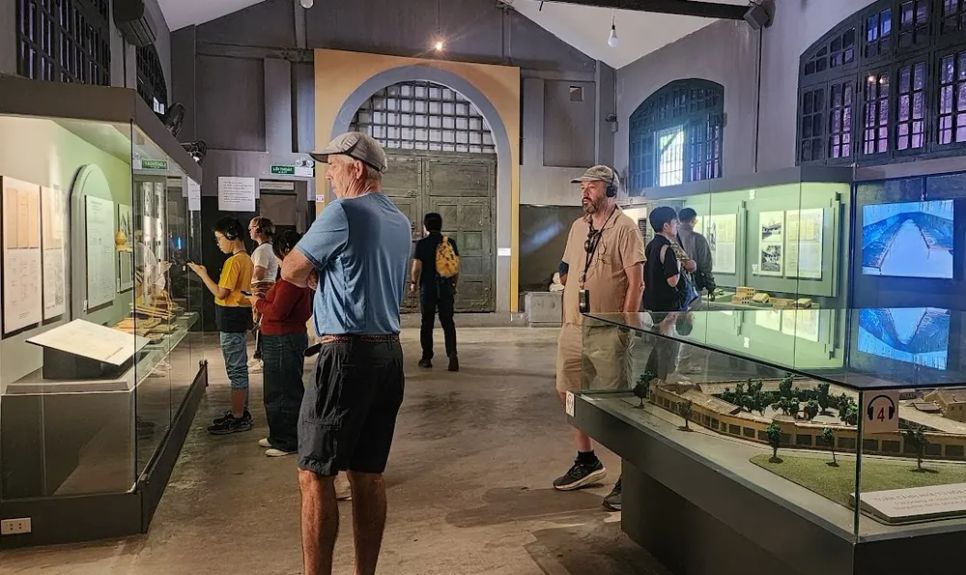 Du khách tham quan di tích Nhà tù Hỏa Lò (Hà Nội)