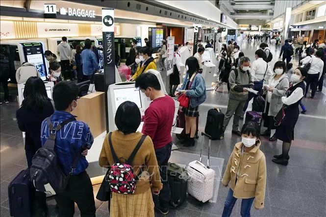 Hành khách tại sân bay Haneda ở thủ đô Tokyo, Nhật Bản. Ảnh tư liệu: Kyodo/TTXVN Hành khách tại sân bay Haneda ở thủ đô Tokyo, Nhật Bản. Ảnh tư liệu: Kyodo/TTXVN