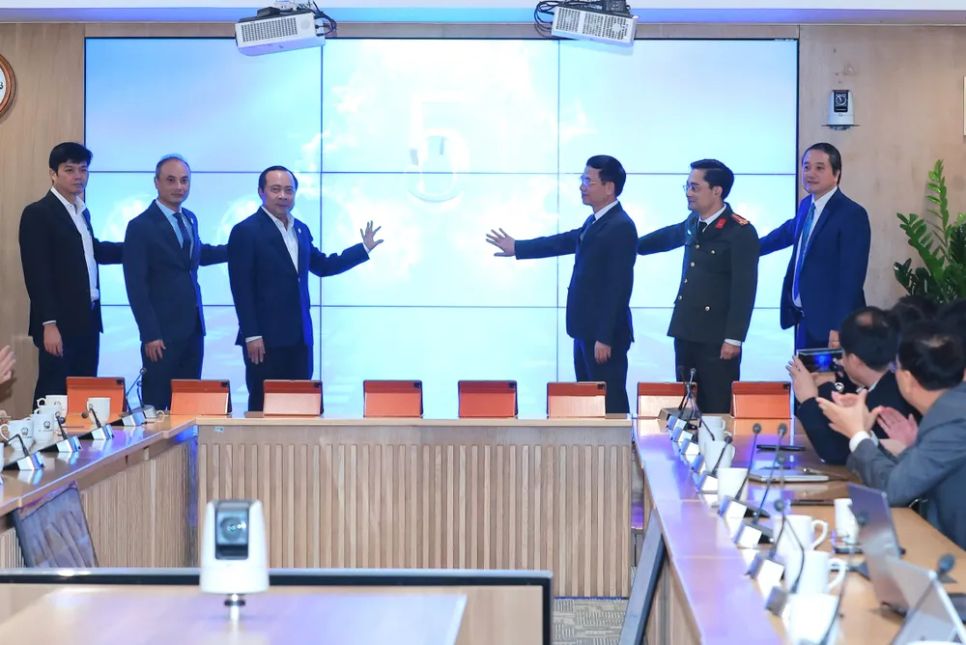 Các đại biểu thực hiện nghi thức bấm nút khai trương hệ thống. Ảnh: MST