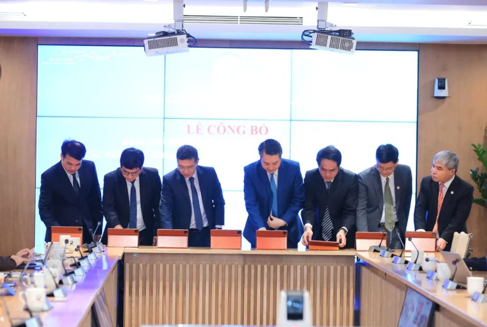 Lễ ký hợp đồng điện tử giữa Quỹ NAFOSTED và đại diện một số tổ chức chủ trì đề tài KH-CN tại buổi lễ. Ảnh: MST