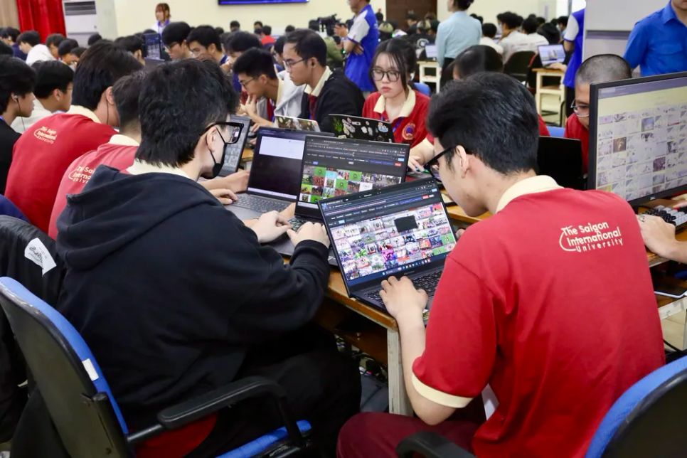 Các đội đến từ trường đại học. Ảnh: QUANG HUY