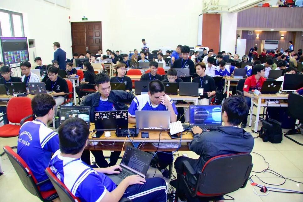 Các đội tập trung trí - lực tại hội thi. Ảnh: QUANG HUY