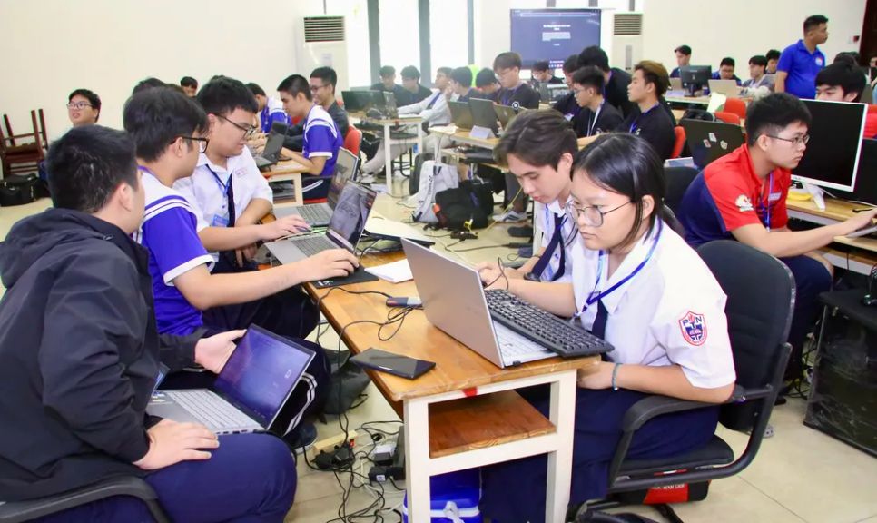 Đội thi khối THPT. Ảnh: QUANG HUY