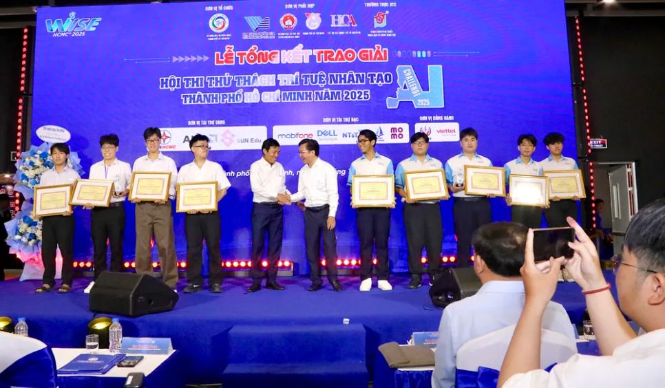 Phó Giám đốc Sở GD-ĐT Nguyễn Bảo Quốc (thứ 6 từ phải qua) trao biểu trưng và giấy khen cho các đội đoạt giải. Ảnh: QUANG HUY