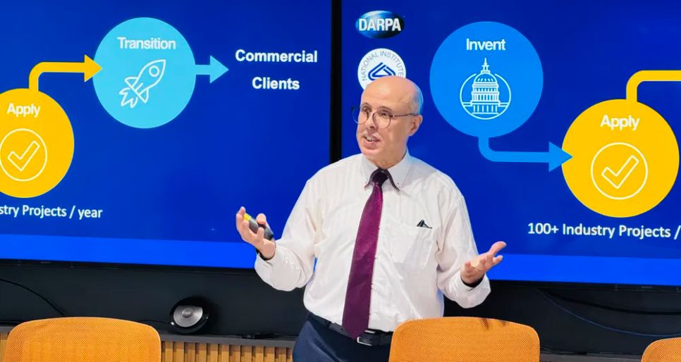 Ông Youseff Iguider, Phó Chủ tịch Phát triển Kinh doanh và Giám đốc Quản lý tại Nhật Bản của SRI International (Hoa Kỳ) chia sẻ tại tọa đàm. Ảnh: ĐÌNH DƯ