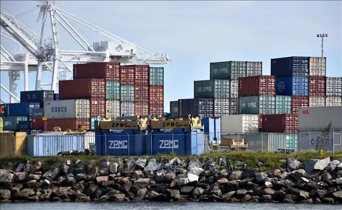 Các container hàng hóa Trung Quốc tại cảng Long Beach, bang California, Mỹ. Ảnh: THX/TTXVN Các container hàng hóa Trung Quốc tại cảng Long Beach, bang California, Mỹ. Ảnh: THX/TTXVN