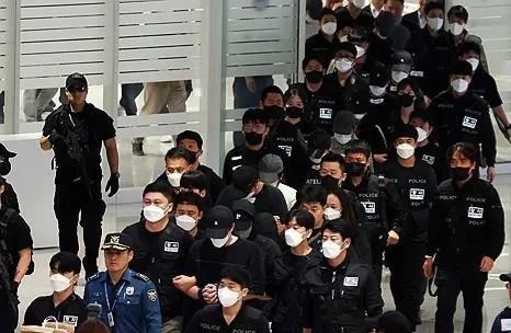 Công dân Hàn Quốc bị giam giữ trong các tổ chức tội phạm ở Campuchia được đưa về nước. Ảnh: YONHAP