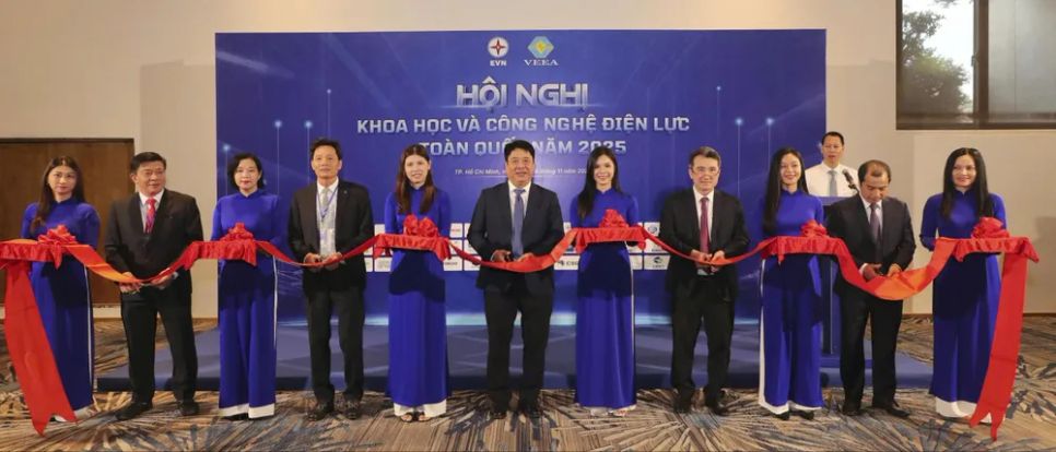 Lãnh đạo Tập đoàn Điện lực Việt Nam (EVN) cắt băng khai mạc hội nghị <br>