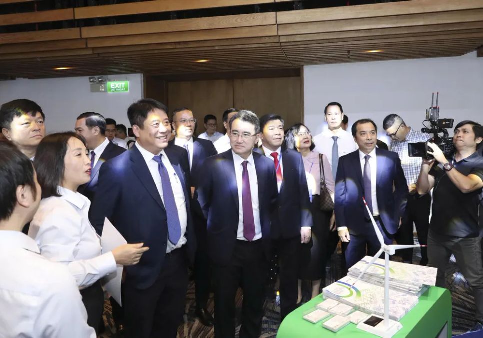 Lãnh đạo Tập đoàn Điện lực Việt Nam (EVN) tham quan các gian hàng tại Techshow 2025