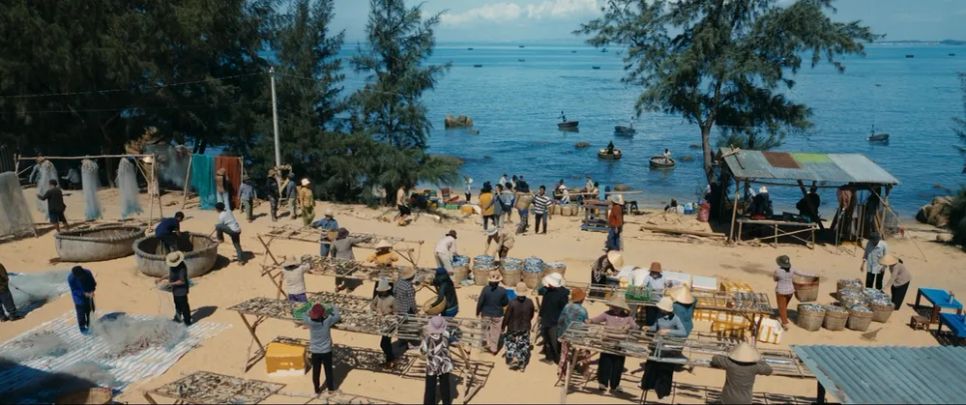 <i>Bối cảnh làng chài trong phim cũng trở thành địa điểm check-in mới của khán giả. Ảnh: ĐPCC</i> <i>Bối cảnh làng chài trong phim cũng trở thành địa điểm check-in mới của khán giả. Ảnh: ĐPCC</i>