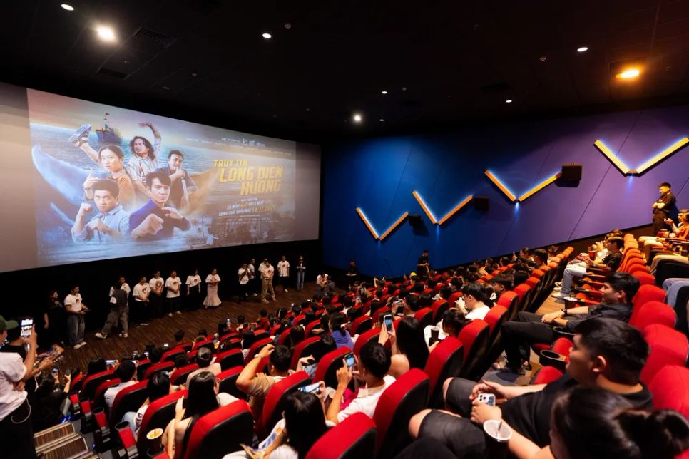 <i>Đoàn phim được khán giả chào đón nồng nhiệt sau mỗi suất chiếu. Ảnh: ĐPCC</i> <i>Đoàn phim được khán giả chào đón nồng nhiệt sau mỗi suất chiếu. Ảnh: ĐPCC</i>