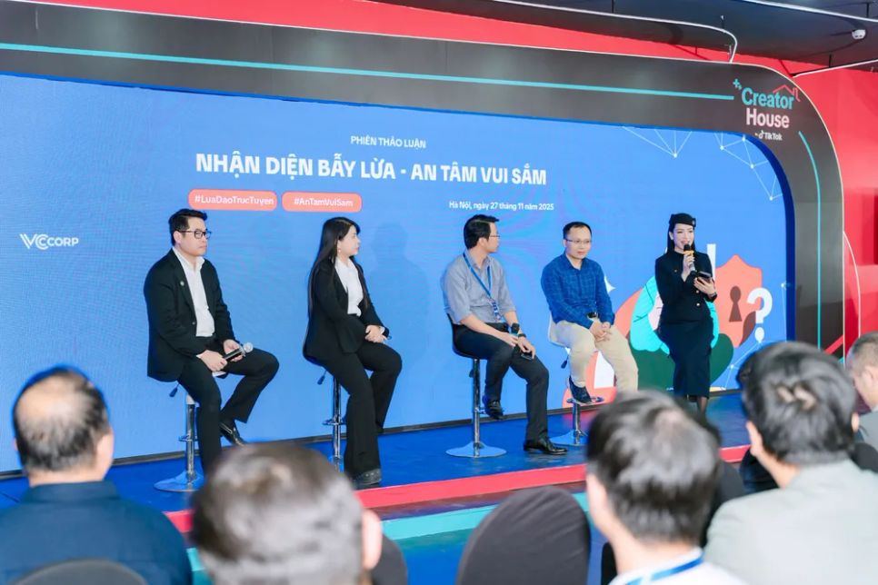 Các đại biểu thảo luận tại tọa đàm