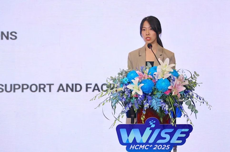 Bà Jade Koh trình bày tham luận. Ảnh: QUANG HUY Bà Jade Koh trình bày tham luận. Ảnh: QUANG HUY