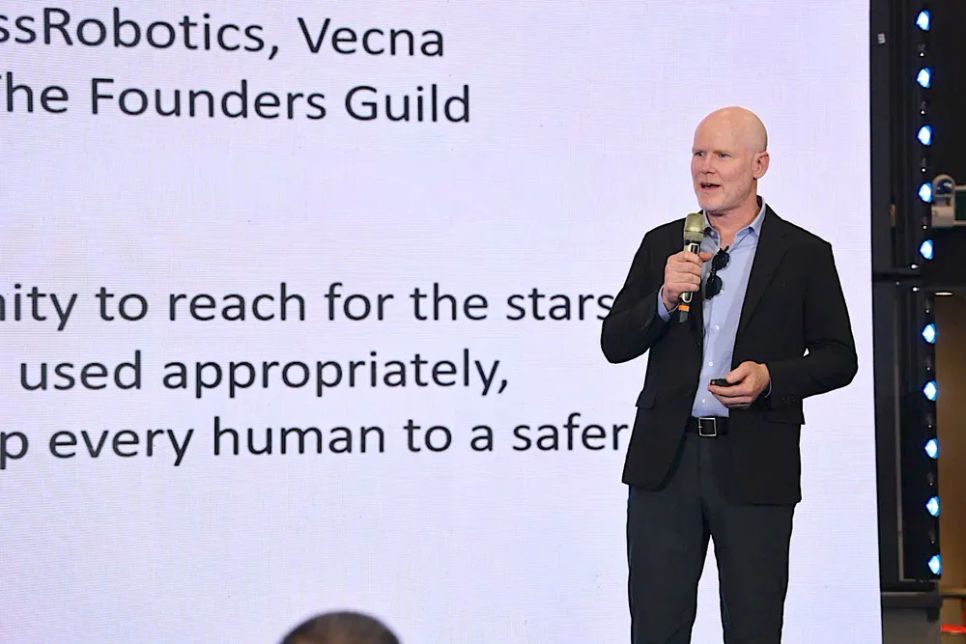 Chuyên gia Daniel Theobald trình bày tham luận tại hội nghị. Ảnh: QUANG HUY Chuyên gia Daniel Theobald trình bày tham luận tại hội nghị. Ảnh: QUANG HUY