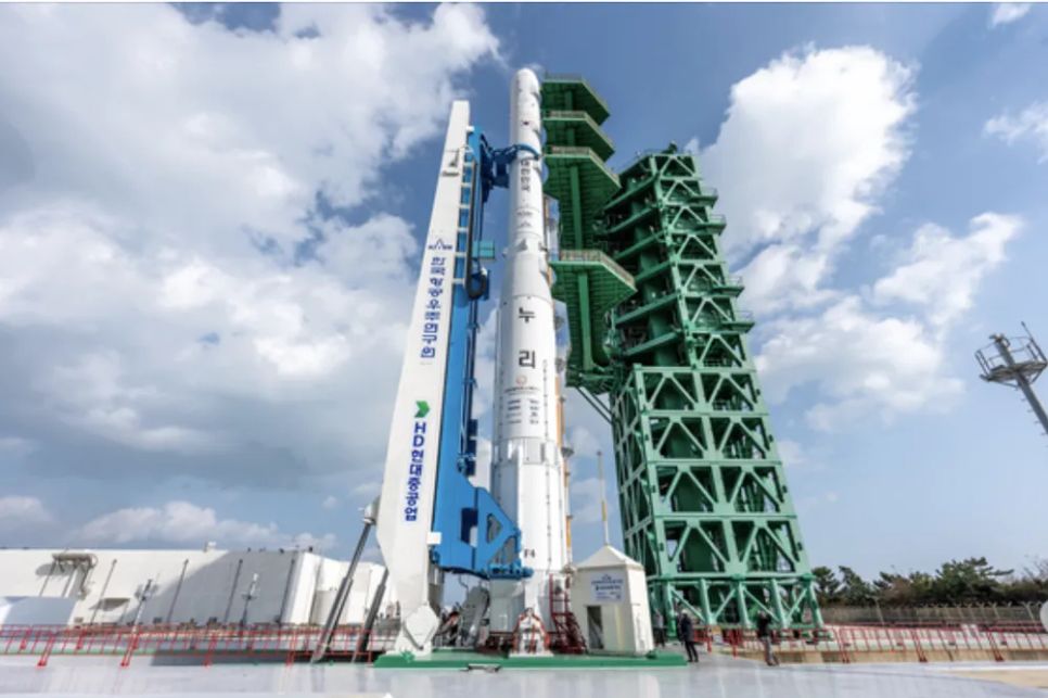 Tên lửa vũ trụ Nuri được lắp đặt tại bệ phóng ở Trung tâm vũ trụ Naro ở Goheung, Nam Jeolla, ngày 25-11. Ảnh: KOREA AEROSPACE RESEARCH INSTITUTE