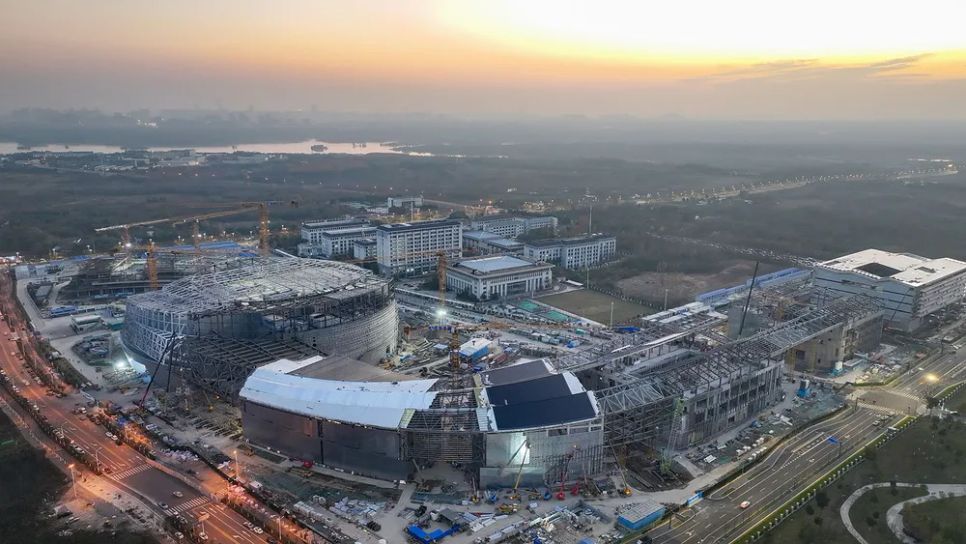 Ảnh chụp từ trên không của Lò phản ứng siêu dẫn nung nóng Plasma Tokamak (BEST) đang được xây dựng tại Hợp Phì, tỉnh An Huy, ngày 22/11/2025. Ảnh: VCG Ảnh chụp từ trên không của Lò phản ứng siêu dẫn nung nóng Plasma Tokamak (BEST) đang được xây dựng tại Hợp Phì, tỉnh An Huy, ngày 22/11/2025. Ảnh: VCG