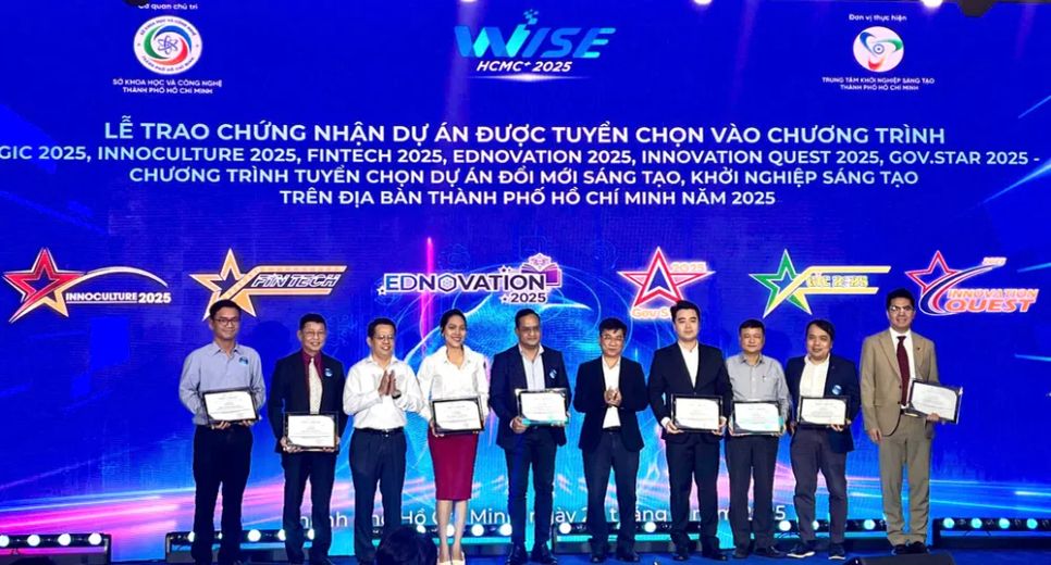 Ban tổ chức trao giấy chứng nhận cho các dự án được tuyển chọn Ban tổ chức trao giấy chứng nhận cho các dự án được tuyển chọn