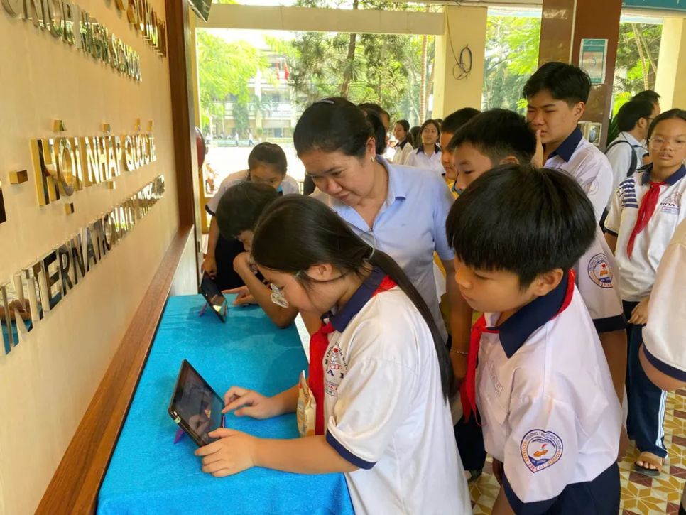 Học sinh Trường THCS Hoa Lư (phường Tăng Nhơn Phú B, TPHCM) tham gia đánh giá bữa ăn ngay tại trường Học sinh Trường THCS Hoa Lư (phường Tăng Nhơn Phú B, TPHCM) tham gia đánh giá bữa ăn ngay tại trường