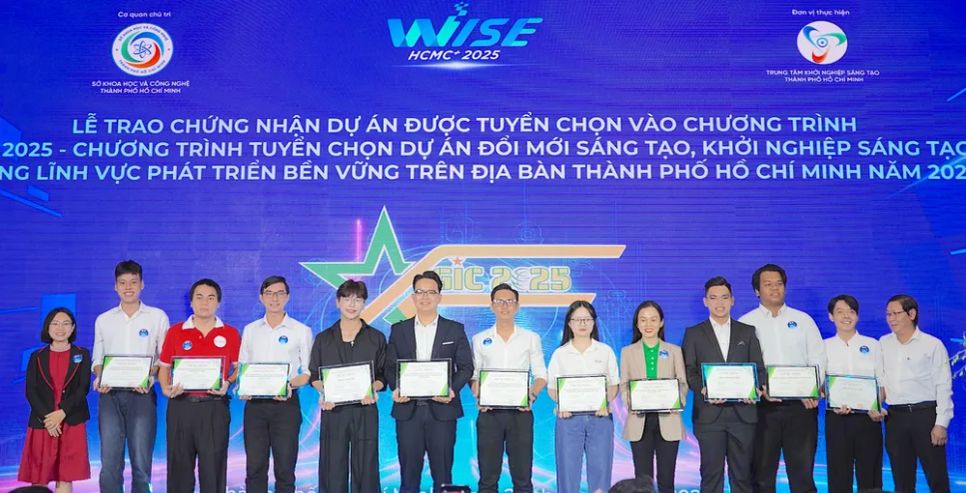 Bà Đặng Thị Luận, Quyền Giám đốc SIHUB (ngoài cùng bên trái) trao chứng nhận cho các dự án được tuyển chọn. Ảnh: QUANG HUY