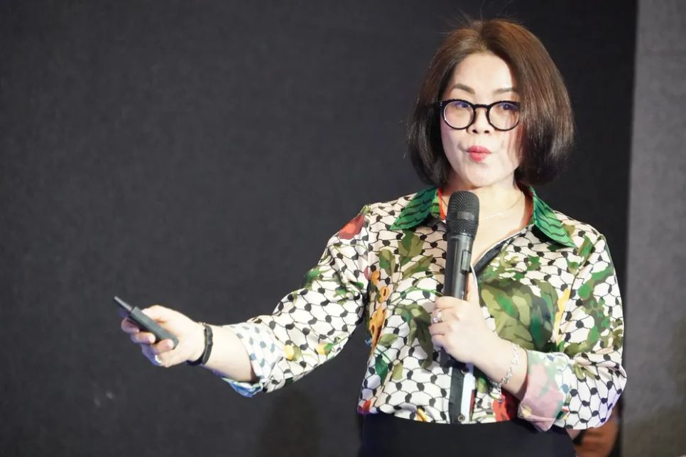 Bà Lê Thị Bé Ba, Phó Giám đốc SIHUB báo cáo về công tác tuyển chọn các dự án. Ảnh: QUANG HUY