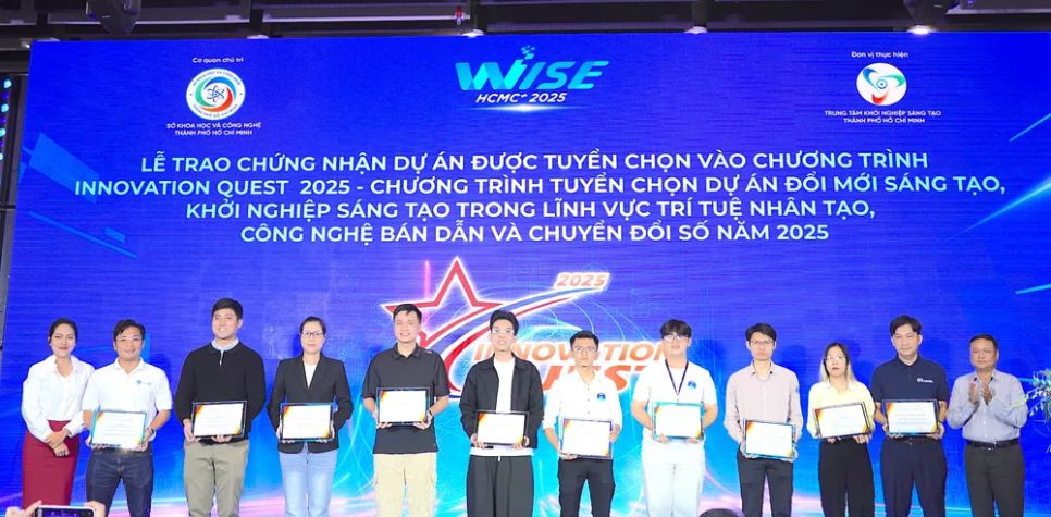 Ông Võ Thiện Cang, Giám đốc Trung tâm Thông tin và chương trình giáo dục, Sở GD-ĐT TPHCM (ngoài cùng bên phải) trao chứng nhận cho các dự án được tuyển chọn. Ảnh: QUANG HUY