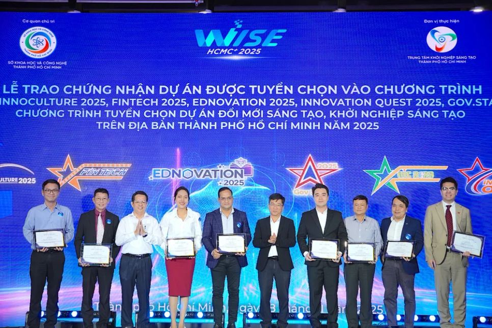 TS. Châu Vũ, Phó Chánh Văn phòng Đoàn Đại biểu Quốc hội và HĐND TPHCM (thứ 3 từ trái sang) trao thư cảm ơn cho Hội đồng cố vấn và Ban Giám khảo chương trình. Ảnh: QUANG HUY