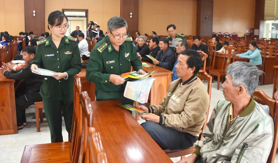 Lực lượng biên phòng phát thông báo, tờ rơi tuyên truyền chống IUU tại sự kiện