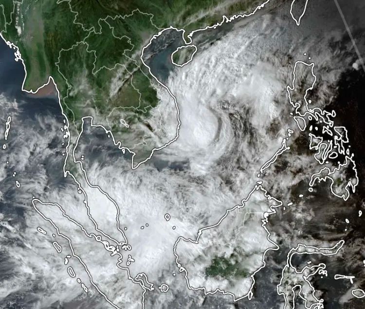 Xuất hiện áp thấp nhiệt đới dị thường đi ngược lên Biển Đông Xuất hiện áp thấp nhiệt đới dị thường đi ngược lên Biển Đông