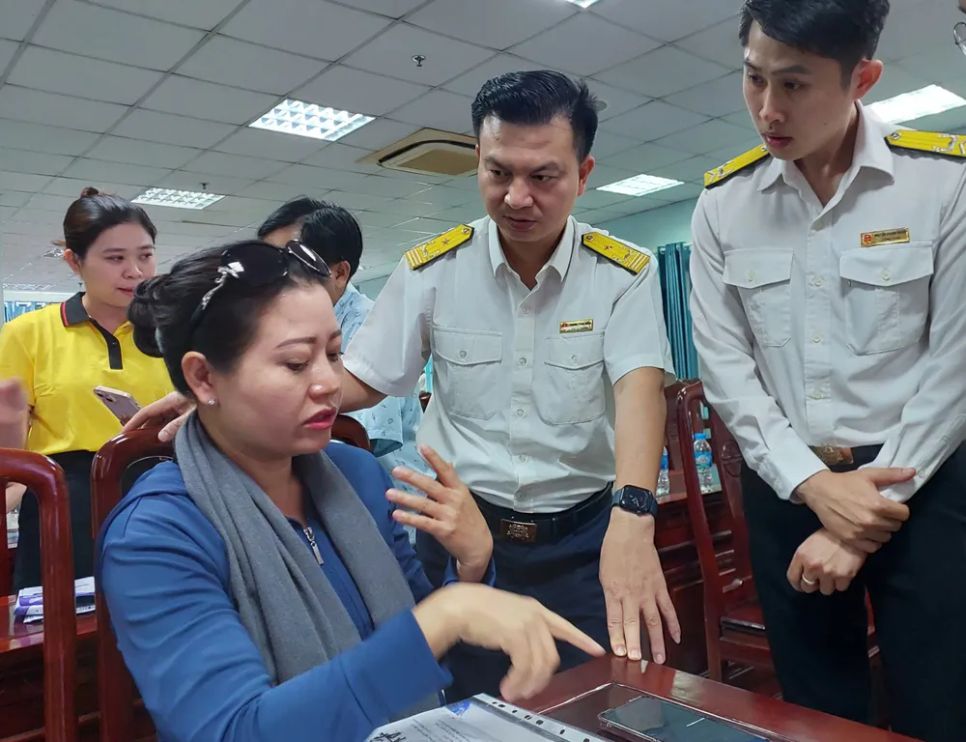 Cán bộ thuế trao đổi, hướng dẫn hộ kinh doanh chiều 28-11. Ảnh: M.HOA Cán bộ thuế trao đổi, hướng dẫn hộ kinh doanh chiều 28-11. Ảnh: M.HOA