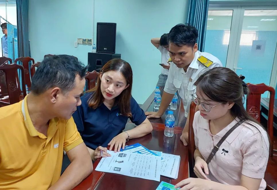 Tại hội nghị, các nhà cung cấp giải pháp cùng cán bộ thuế hướng dẫn, tư vấn cho hộ kinh doanh chuyển đổi. Ảnh: MAI HOA Tại hội nghị, các nhà cung cấp giải pháp cùng cán bộ thuế hướng dẫn, tư vấn cho hộ kinh doanh chuyển đổi. Ảnh: MAI HOA