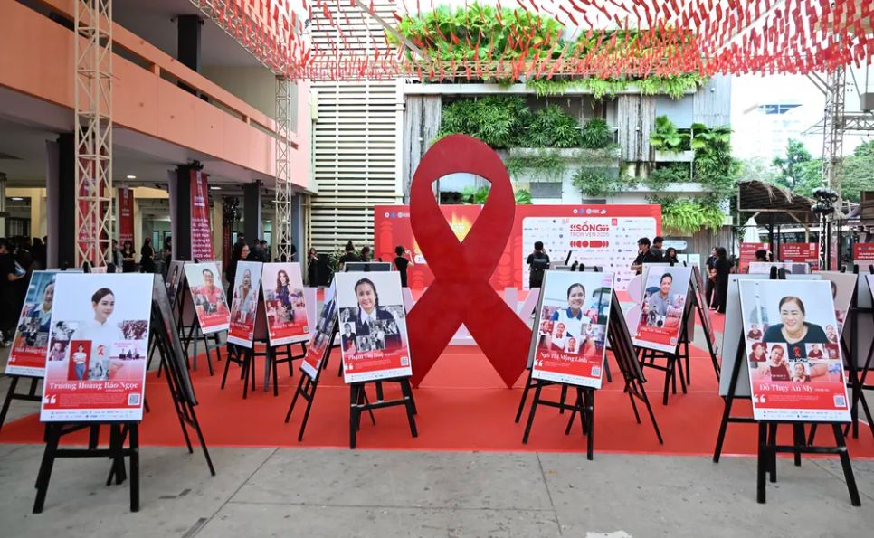 Triển lãm 35 câu chuyện truyền cảm hứng trong hành trình 35 năm phòng chống HIV Triển lãm 35 câu chuyện truyền cảm hứng trong hành trình 35 năm phòng chống HIV