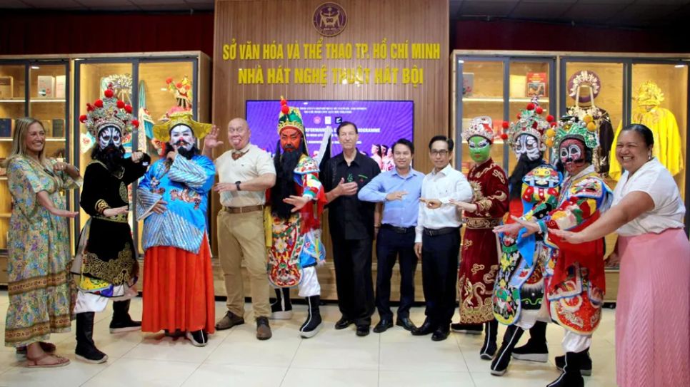 Các đại biểu dự chương trình cùng lưu lại khoảnh khắc gặp gỡ thân tình tại Nhà hát Nghệ thuật Hát Bội TPHCM. Ảnh: THÚY BÌNH