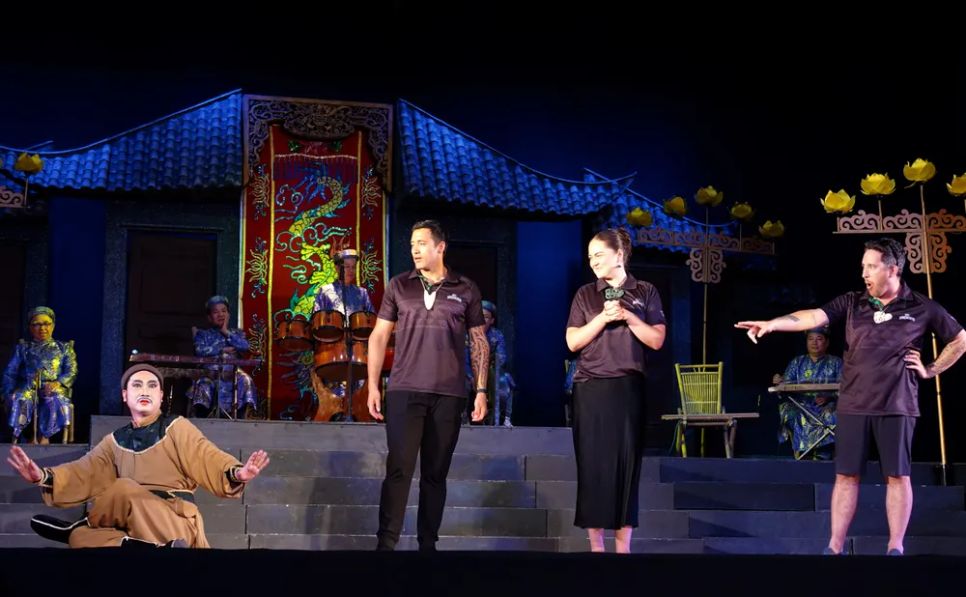 Nghệ sĩ Bảo Châu trình diễn nghệ thuật hát bội, giao lưu cùng các nghệ sĩ Đoàn nghệ thuật Ngāti Rangiwewehi Kapa Haka. Ảnh: THÚY BÌNH