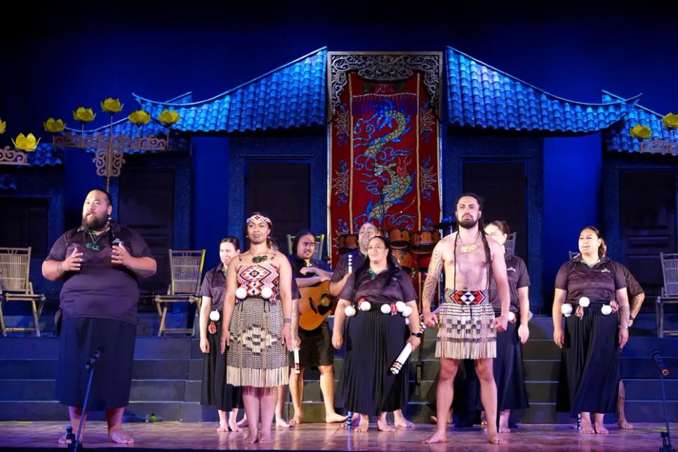 Nghệ sĩ Đoàn nghệ thuật Ngāti Rangiwewehi Kapa Haka giới thiệu về trang phục, đạo cụ trình diễn... Ảnh: THÚY BÌNH