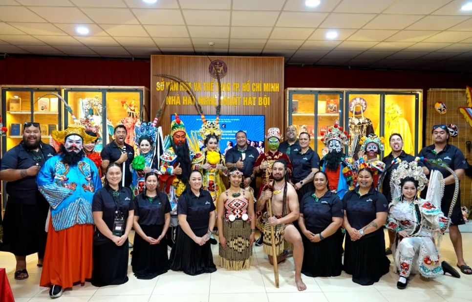 Nghệ sĩ Nhà hát Nghệ thuật Hát Bội TPHCM và các nghệ sĩ Đoàn nghệ thuật Ngāti Rangiwewehi Kapa Haka (New Zealand). Ảnh: THÚY BÌNH