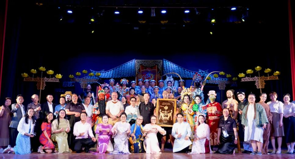 Nghệ sĩ sân khấu truyền thống của hai quốc gia cùng lưu lại bức ảnh kỷ niệm sau buổi giao lưu thú vị, hấp dẫn. Ảnh: THÚY BÌNH