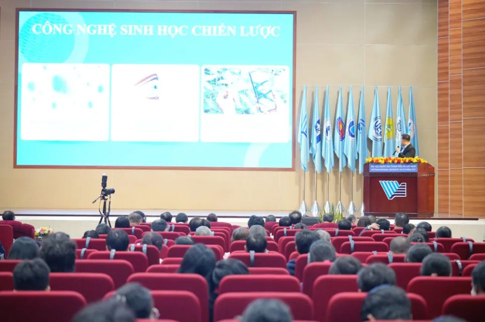 Đại diện Công ty Công nghệ gen và tế bào gốc Việt Nam trình bày tham luận tại hội thảo. Ảnh: THANH HÙNG Đại diện Công ty Công nghệ gen và tế bào gốc Việt Nam trình bày tham luận tại hội thảo. Ảnh: THANH HÙNG