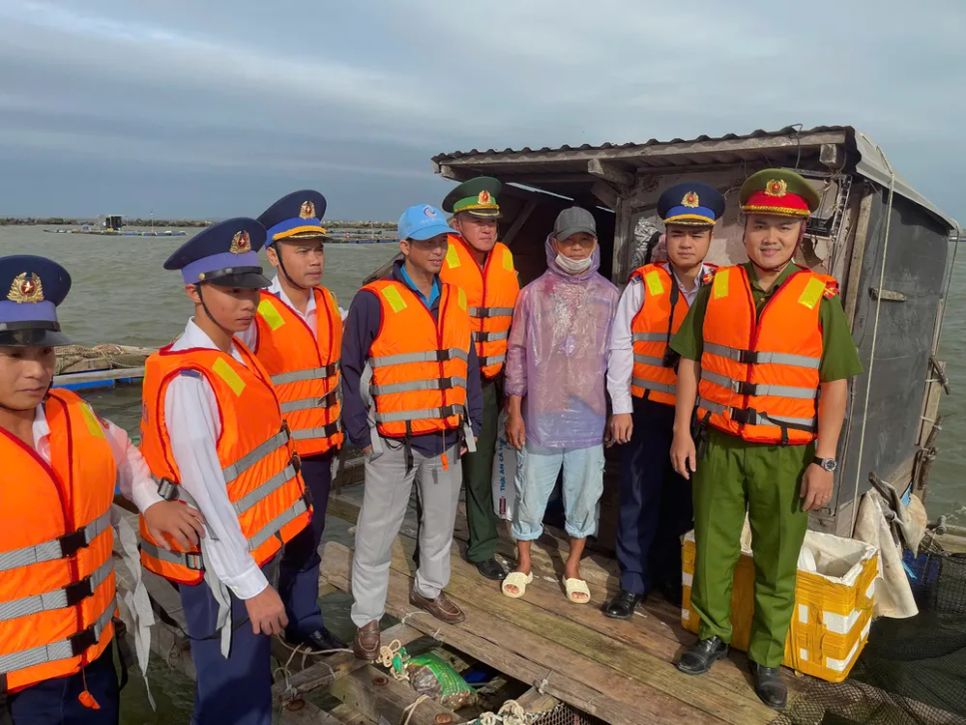 Quảng Ngãi kêu gọi tàu thuyền neo đậu an toàn tránh bão số 15 Quảng Ngãi kêu gọi tàu thuyền neo đậu an toàn tránh bão số 15