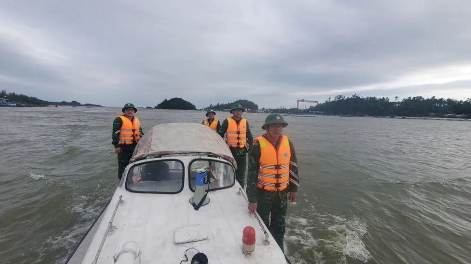 Quảng Ngãi kêu gọi tàu thuyền neo đậu an toàn tránh bão số 15 Quảng Ngãi kêu gọi tàu thuyền neo đậu an toàn tránh bão số 15