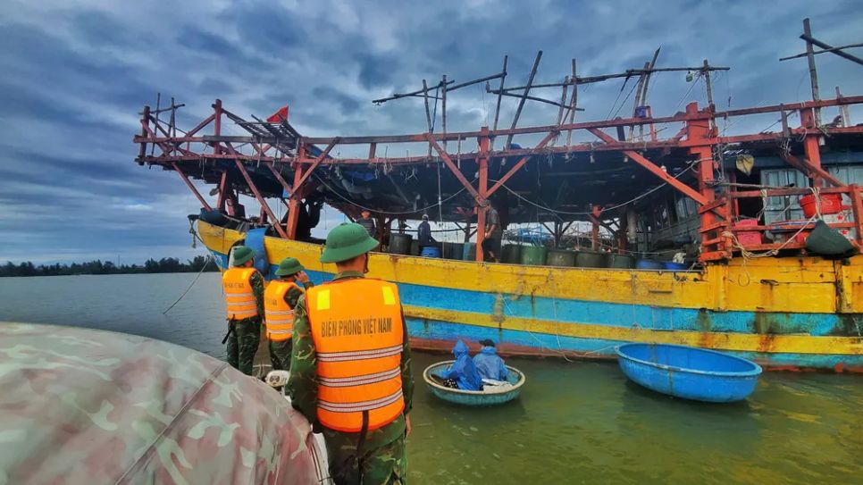 Quảng Ngãi kêu gọi tàu thuyền neo đậu an toàn tránh bão số 15 Quảng Ngãi kêu gọi tàu thuyền neo đậu an toàn tránh bão số 15