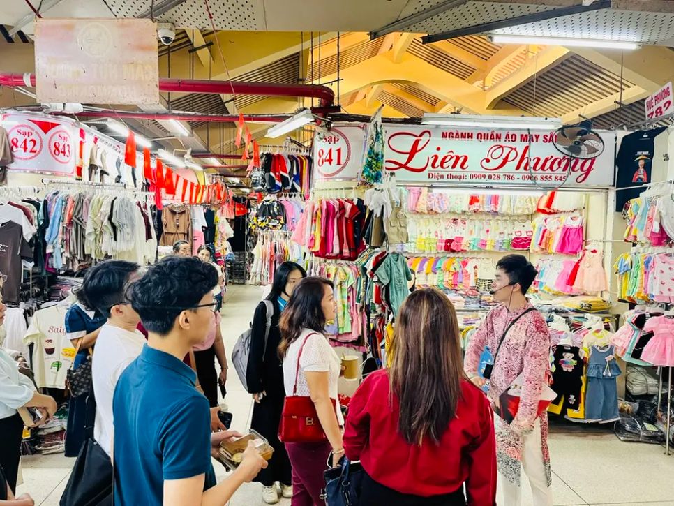 Khách tham quan, tìm hiểu về chợ Bình Tây vào trưa 29-11 Khách tham quan, tìm hiểu về chợ Bình Tây vào trưa 29-11