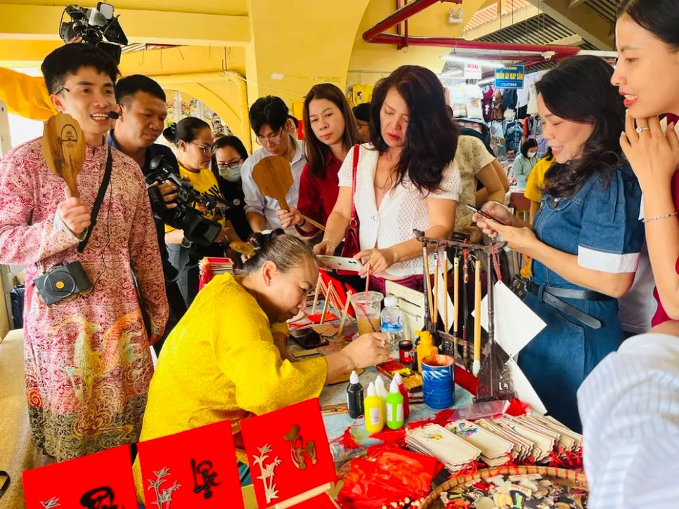 Khách tìm hiểu về các sản phẩm quà tặng tại chợ Bình Tây vào trưa 29-11 Khách tìm hiểu về các sản phẩm quà tặng tại chợ Bình Tây vào trưa 29-11