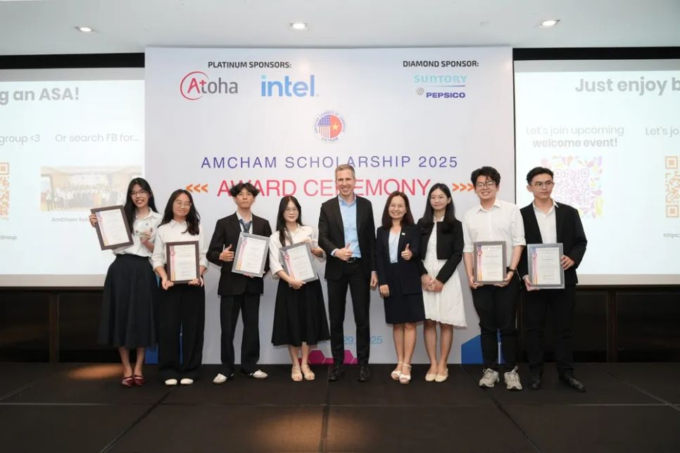 Giám đốc điều hành AmCham Việt Nam Travis Mitchel cùng các em sinh viên nhận học bổng AmCham 2025 Giám đốc điều hành AmCham Việt Nam Travis Mitchel cùng các em sinh viên nhận học bổng AmCham 2025